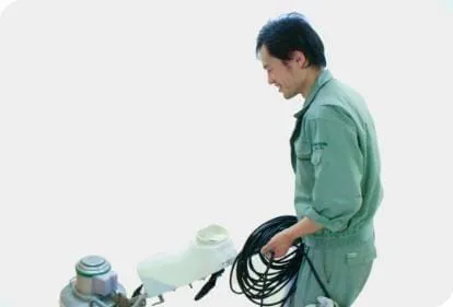業務用掃除機で床の清掃を行う北進のスタッフ